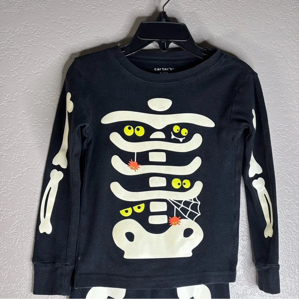 Carters Toddler Boy Halloween Skeleton Glow in Dark P.J.’s long sleeve 3-6 month